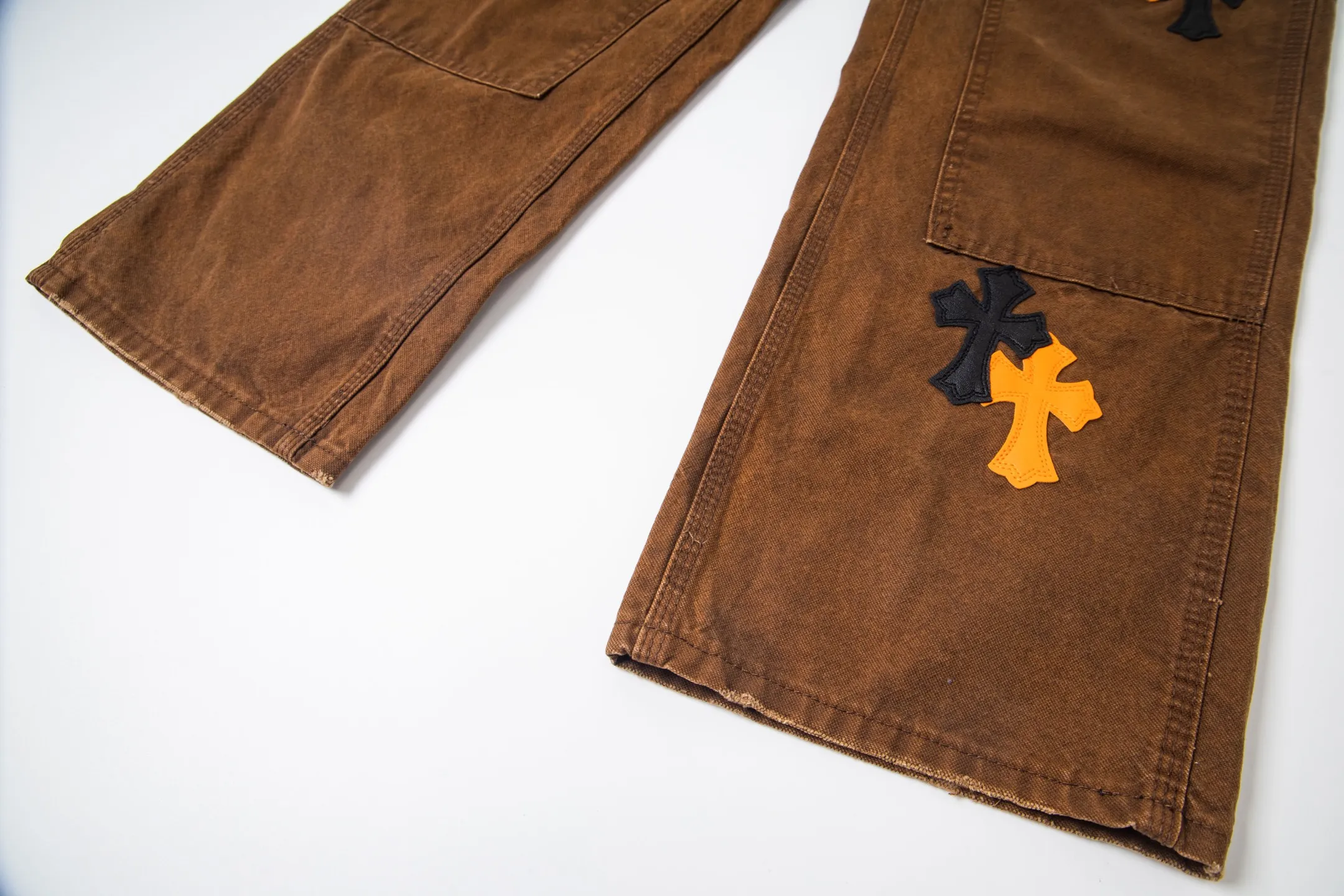P310 💰 (Top version) Chrome Hearts brown logging orange multi-leather jeans. Multi-leather standard workwear jeans and ch jeans need to be washed and then disassembled and hand-stitched with sheepskin cross leather and then spliced to complete. The whole process is too many to explain. About Chrome Hearts This is an extremely luxurious fashion brand that can also be called the aristocrat of the high street. It has always been an exclusive brand for some hipsters or the rich second generation. Compared with ordinary high streets, it is more luxurious and noble. Compared with luxury brands, it has a more fashionable personality. It has always been a brand that I have a special liking for. Color: Brown Size: 28-30-32-34-36 (corresponding to S-M-L-XL-XXL)